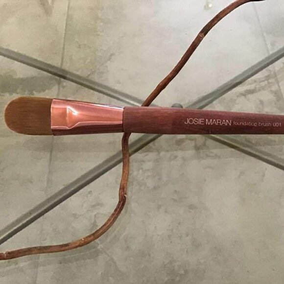Josie Maran Foundation Brush #001  / FULL SIZE / BRAND NEW - Picture 1 of 5